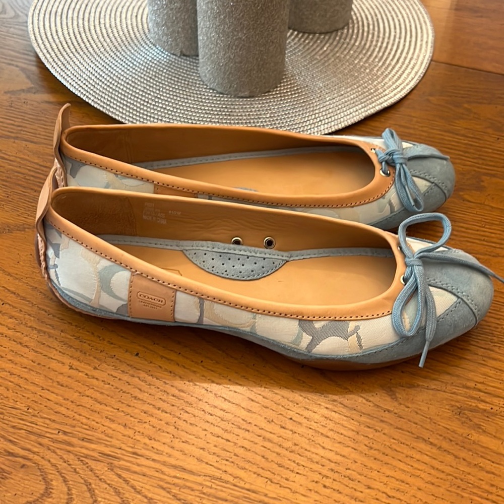 Gorgeous Coach Signature Flats NWOT